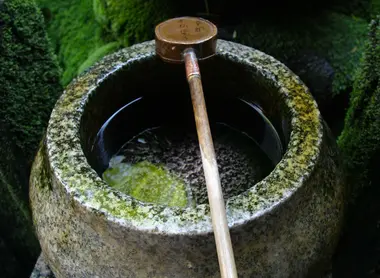 El agua que se vierte sobre los hombros de la estatua. El agua que se vierte sobre los hombros de la estatua.