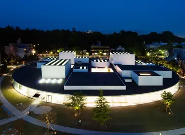 El Museo de Arte Contemporáneo del Siglo XXI de noche.