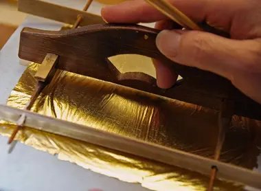 Cortando las hojas de oro en la tienda Hakuza. Cortando las hojas de oro en la tienda Hakuza.