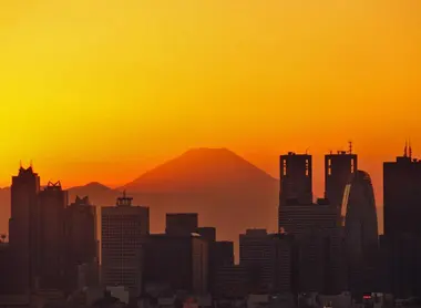 Coucher de soleil où Tokyo et le mont Fuji se mélangent.