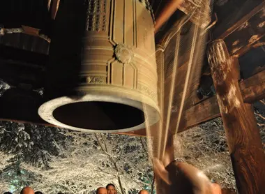 Cents raps temple bell, supposed to dispel eight hundred passions or dirt and call the new year.