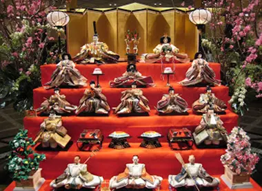 Una collezione di bambole dato durante il matsuri hina.