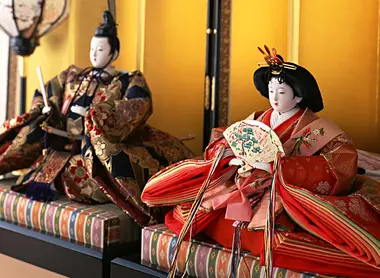 Le temps fort de la journée est bien évidemment le moment où la famille offre une nouvelle poupée à la chanceuse.