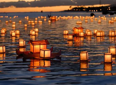 Les festival de lanternes, un des nombreux matsuri de l'obon.