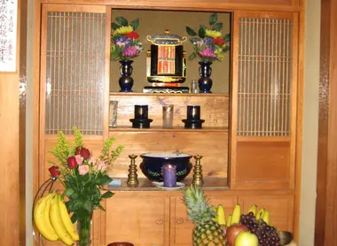 Durant l'obon, chaque famille agrémente l’autel de la maison (butsudan) de certaines offrandes : de l’encens, des fleurs ou des fruits selon les régions.