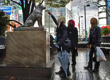 La statut du chien Hachikô à Shibuya est un lieux de rendez-vous majeur.