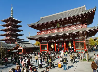 Une porte sacrée dans le quartier d'Asakusa (Tokyo).  Une porte sacrée dans le quartier d'Asakusa (Tokyo).