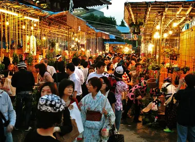 Le long des arcades marchandes d'Asakusa, la foule ininterrompue fait vivre le quartier.