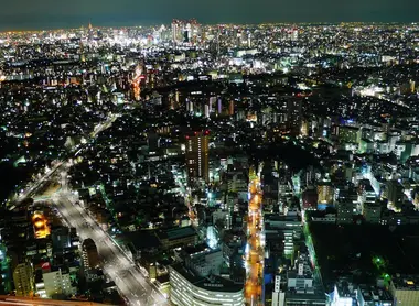 Ikebukuro es una versión pequeña del frenesí de Shibuya o Shinjuku. Ikebukuro es una versión pequeña del frenesí de Shibuya o Shinjuku.