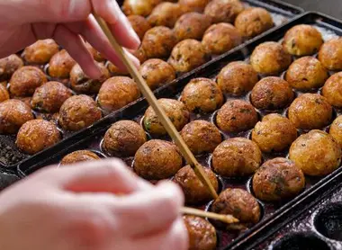 Takoyaki : petits soufflés de pieuvre cuite, spécialité d'Osaka. 