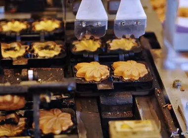 Le momiji manjû, une délicate brioche en forme de feuille d'érable. Le momiji manjû, une délicate brioche en forme de feuille d'érable.