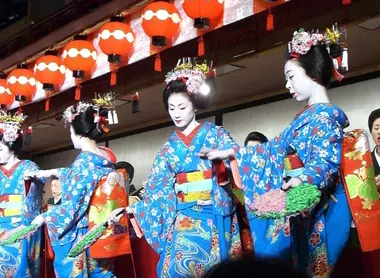 Geishas dansant pour le festival Miyako Odori. Geishas dansant pour le festival Miyako Odori.