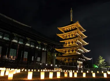 Lámparas frente a la pagoda de cinco pisos del templo Kofukuji. Lámparas frente a la pagoda de cinco pisos del templo Kofukuji.