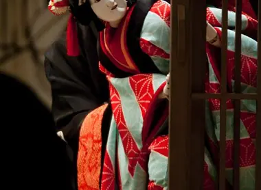 Between the stage and the fictional, three, five artists give life to a dead body.