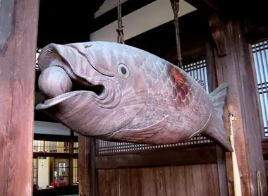 Un poisson de bois au temple Manpukuji (Kyoto).