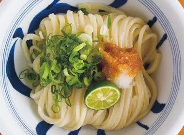 Piatto di udon del ristorante Umeda Hagakure.