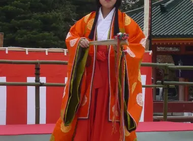 Une miko, prêtresse du shinto. Une miko, prêtresse du shinto.