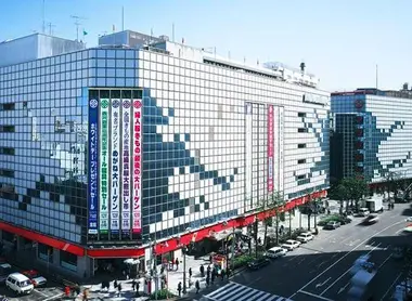 Matsuzakaya conta molti stand di specialità gastronomiche nel suo piano interrato e capi d'abbigliamento di ogni genere.