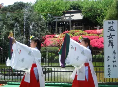 Sacerdotisas sintoístas.