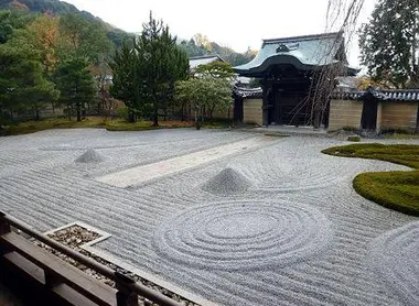 Un jardin zen typique: esthétique simple et harmonieuse.