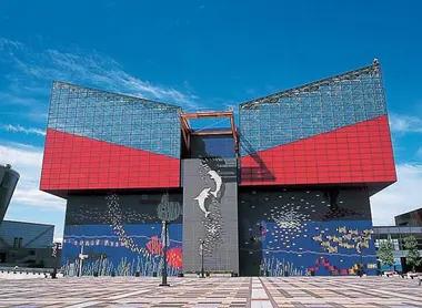 Façade de l'aquarium d'Osaka Kaiyûkan. Aquarium d'Osaka Kaiyûkan