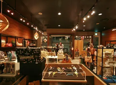 Bulgari, Louis Vuitton, Dior, et d'autres grandes marques se sont implantés sur l'avenue Omotesando.