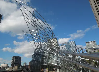 Creado por el arquitecto argentino César Pelli usando vigas de metal y placas de vidrio. Creado por el arquitecto argentino César Pelli usando vigas de metal y placas de vidrio.