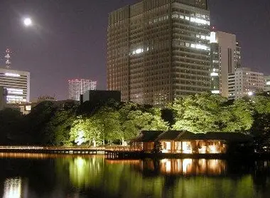 Le Hama-Rikyu Onshi Teien à Tokyo est constitué de trois lac et de deux îlots abritant une maison de thé.