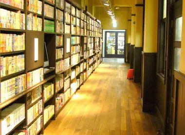 If you miss the last train or taxis are not cheap enough, the mangakissa Bagus Gran Cyber Cafe is an ideal alternative for the budget.