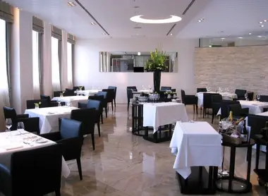 El elegante restaurante Le pont du ciel. El elegante restaurante Le pont du ciel.