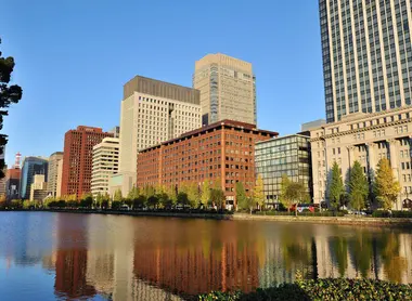 Le canal entourant les jardins impériaux près de la gare de Tokyo.
