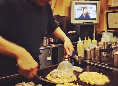 Así preparan los Okonomiyaki en el restaurante Chitose de Osaka.