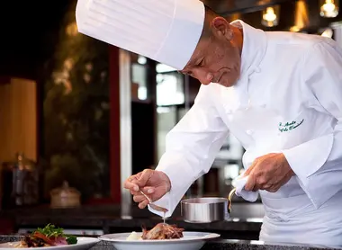 Il Park Hyatt Hotel, dove si trova il New York Bar a Shinjuku, ospita anche grandi chef per gli amanti della buona cucina.