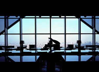 Un pianoforte si staglia sulla la vista panoramica di Tokyo e partecipa all'atmosfera jazz del New York Bar a Shinjuku.