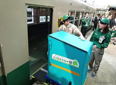 Embarquement des bagages dans le train.