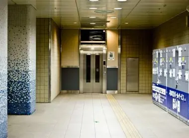 Les gares japonaises ont souvent des casiers, très pratiques pour ne pas s'encombrer de bagages.