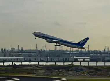 Décollage d'un Boeing 777-200 de la compagnie ANA depuis les pistes de l'aéroport de Haneda.