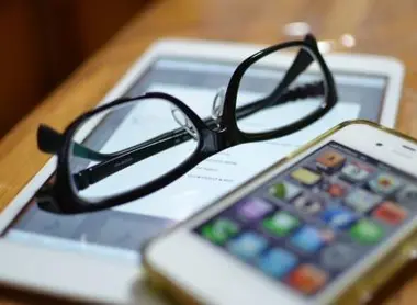 Les smartphones offrent un panel d’applications qui faciliteront certainement votre voyage.