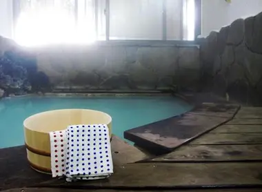 Lo por general, los ryokan tienen un rotenburo, un onsen al aire libre. Lo por general, los ryokan tienen un rotenburo, un onsen al aire libre.