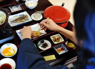 Un kaiseki ryôri, repas composé de multiples petits plats, souvent confectionnés à partir des ingrédients locaux Un kaiseki ryôri, repas composé de multiples petits plats, souvent confectionnés à partir des ingrédients locaux.