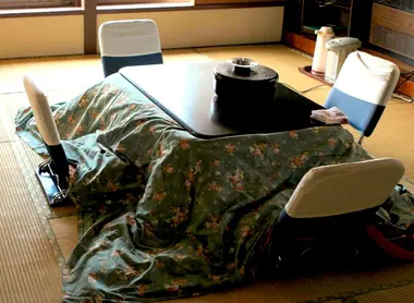 Le kotatsu, un table basse pour manger au chaud dans la fraîcheur de l'hivers.
