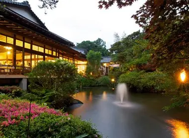 Les sources chaudes Tsurumaki Onsen et leur cadre apaisant.