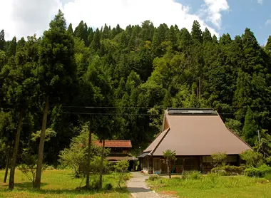 Loin de l'espace urbain, les minka respirent la tranquillité de la campagne du vieux Japon.