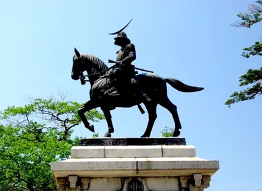 Une statue de samouraï à Sendai.