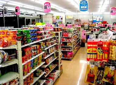 L'intérieur d'un konbini.