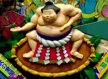 sumo Une statuette de sumo.