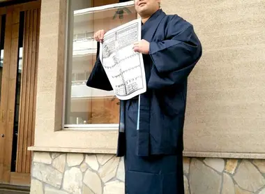 sumo Un somo arborant le banzuke, la liste officiel de tous les lutteurs de sumo