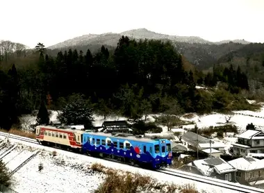 Le train Kotatsu circule dans la région du Tohoku, au nord du Japon