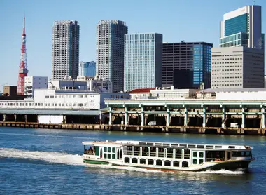 Tokyo a aussi une tour (la Tour de Tokyo) et des bateaux mouche.