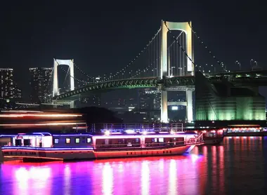 Les lumières nocturnes du Rainbow Bridge à Tokyo.